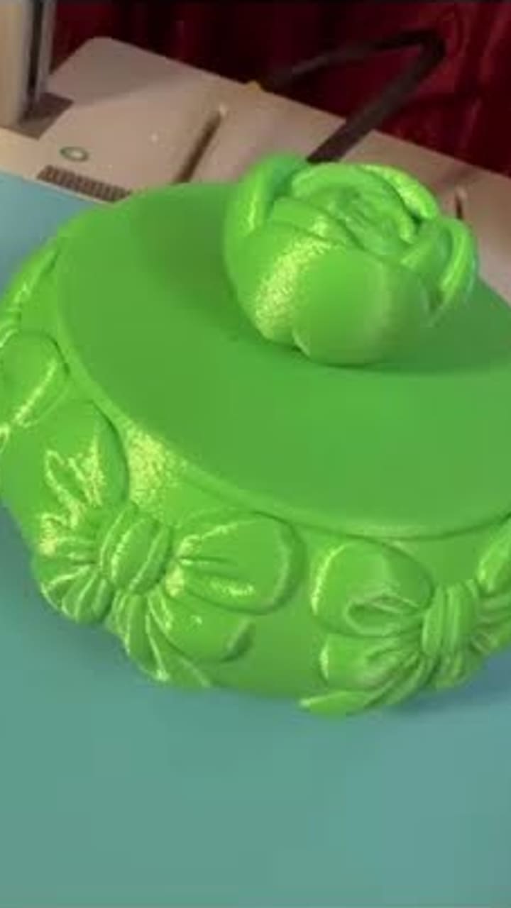 Video poster: the bright green bow-trimmed keepsake box on the printer bed